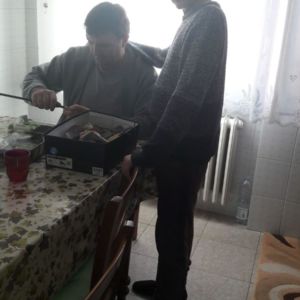 “Ciao, sono Denis e sto aiutando il papà in alcuni lavoretti”