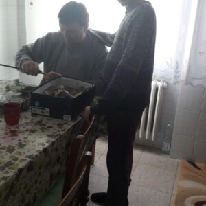 “Ciao, sono Denis e sto aiutando il papà in alcuni lavoretti”