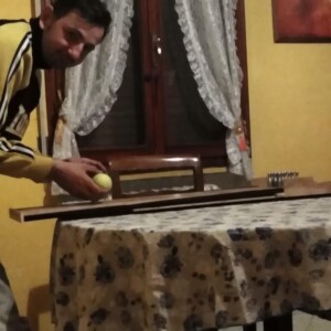 “Io sono Loris ed ho provato a costruire una mini pista da bowling sul tavolo da cucina!
Strike al corona virus!!!!!”