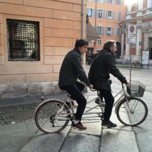“Ciao, sono Paolo, e per restare in forma faccio un giro in bici con il papà”