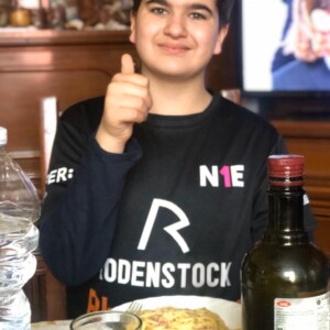 “Ciao sono , io mangio... per dimenticare!
Ho voglia di vedere tutti i miei amici di Bowling e di arrampicata di Ness1Escluso”
